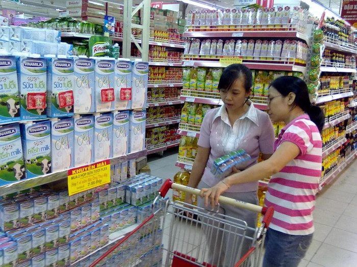 Khách mua sắm tại siêu thị