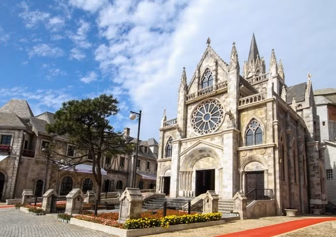 Khu du lịch "Làng Pháp" nằm trên đỉnh Bà Nà Hills trở thành điểm du lịch lý tưởng mùa nghỉ lễ năm nay