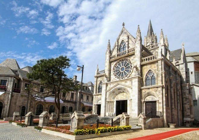 Khu du lịch &quot;Làng Pháp&quot; nằm trên đỉnh Bà Nà Hills trở thành điểm du lịch lý tưởng mùa nghỉ lễ năm nay