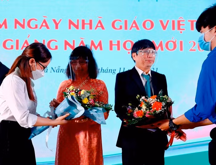 Những bó hoa tươi thắm gửi tặng thầy cô để thể hiện lòng tri ân của các sinh viên. Ảnh: AN