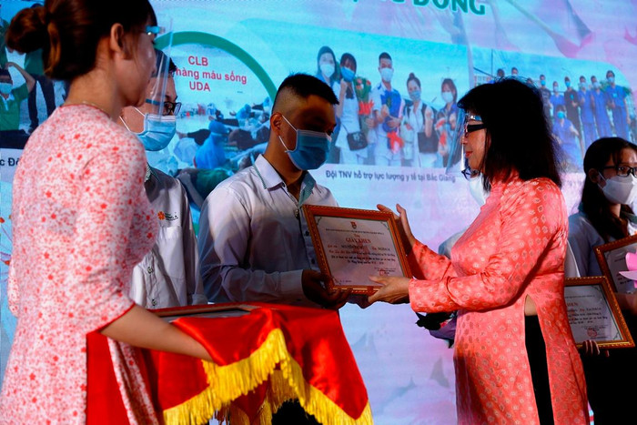 Lãnh đạo nhà trường tặng giấy khen cho các sinh viên có nhiều hoạt động ý nghĩa vì cộng đồng. Ảnh: AN