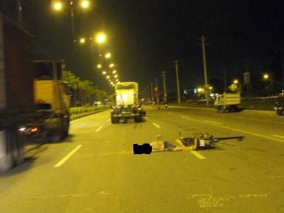 Thi thể nạn nhân bị xe container cán ngang đầu Thi thể nạn nhân bị xe container cán ngang đầu