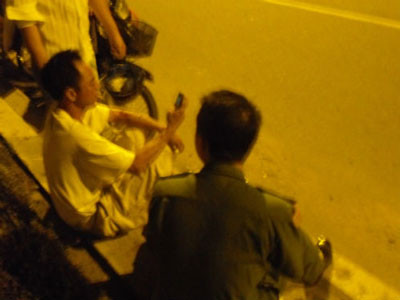 Ông Nhơn may mắn thoát nạn gọi điện cho người thân Ông Nhơn may mắn thoát nạn gọi điện cho người thân