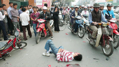 Trong khi người bị nạn đang nguy kịch thì những tay săn ảnh xác lại coi đây là trò tiêu khiển (ảnh minh họa) Trong khi người bị nạn đang nguy kịch thì những tay săn ảnh xác lại coi đây là trò tiêu khiển (ảnh minh họa)