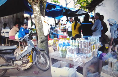 Một góc các quầy hàng trái cây, nước uống do người nhà “thầy” Hùng quản lý Một góc các quầy hàng trái cây, nước uống do người nhà “thầy” Hùng quản lý