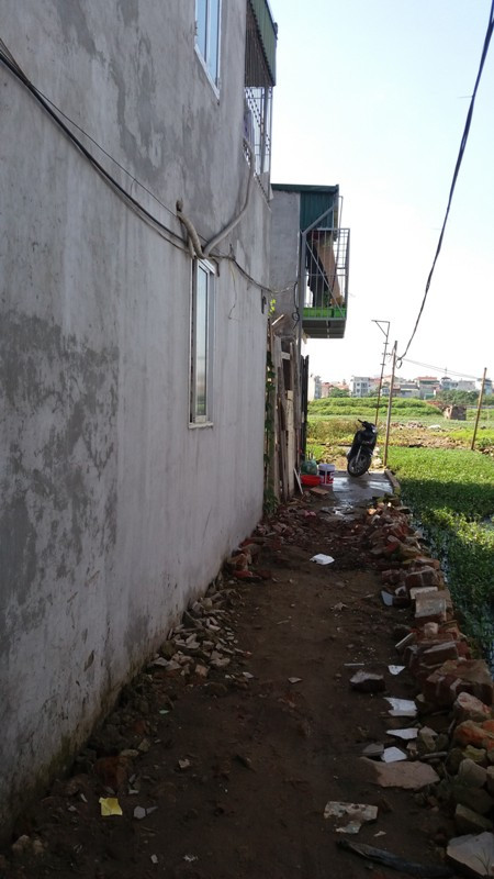 Những ngôi nhà nằm cạnh với cánh đồng đã được đưa vào sử dụng. Ảnh Bảo Nam.