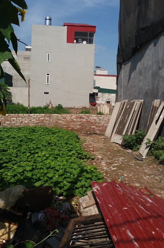 Thường người dân ở đây cho xây quây móng trước rồi mới triển khai xây dần. Ảnh Bảo Nam.