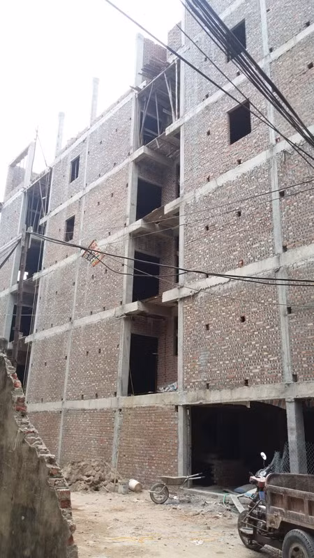 Công trình trong ngõ 165, đường Dương Quảng Hàm, phường Quan Hoa, Cầu Giấy chỉ được cấp phép 5 tầng, 1 tum nhưng hiện nay chủ đầu tư đã cho xây dựng đến tầng 6. Ảnh Bảo Nam.