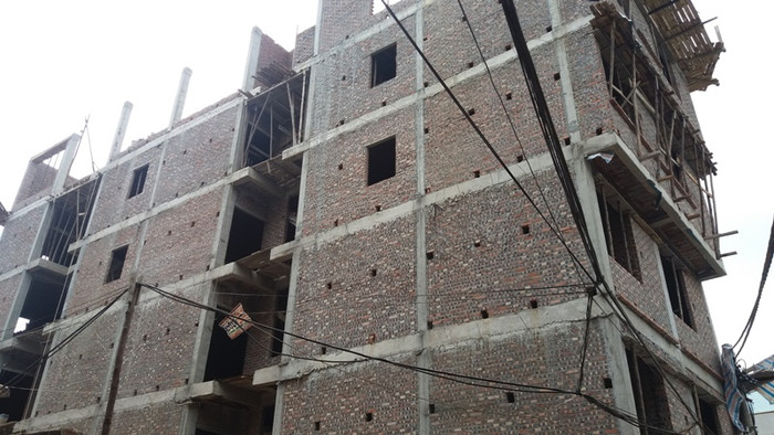 Đã xây dựng vượt tầng, cồng trình này còn không được che chắn cẩn thận khiến vật liệu rơi vãi xuống đường khiến người dân mỗi lần đi qua đây rất sợ bị vật liệu rơi vào đầu. Ảnh Bảo Nam.