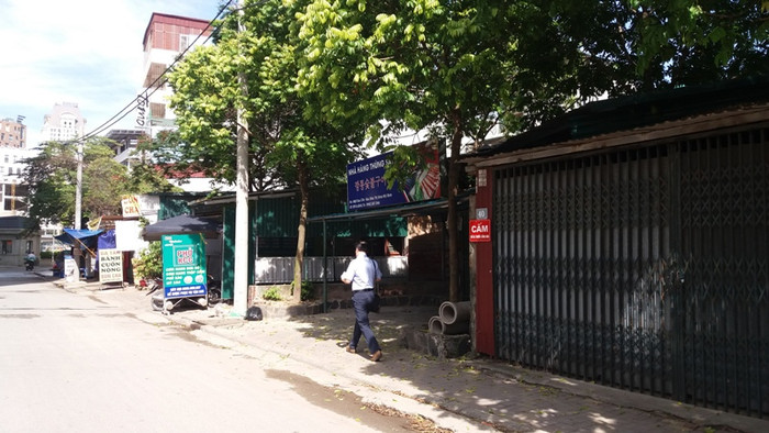 Tại khu vực thuộc vỉa hè tòa nhà chung cư CT6 đã hình thành hàng chục ki ốt xây dựng trái phép trên đất công từ nhiều năm nay. Ảnh Trần Việt.