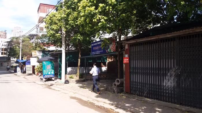 Tại khu vực thuộc vỉa hè tòa nhà chung cư CT6 đã hình thành hàng chục ki ốt xây dựng trái phép trên đất công từ nhiều năm nay. Ảnh Trần Việt.