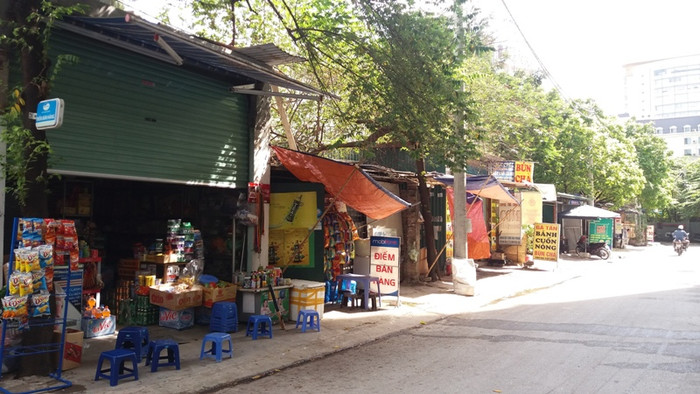 Hàng loạt các ki ốt lấn chiếm trái phép tại khu vực vỉa hè đối diện tòa nhà CT6, tổ dân phố Đình Thôn đang được sử dụng vào mục đích kinh doanh để trục lợi Hàng loạt các ki ốt lấn chiếm trái phép tại khu vực vỉa hè đối diện tòa nhà CT6, tổ dân phố Đình Thôn đang được sử dụng vào mục đích kinh doanh để trục lợi