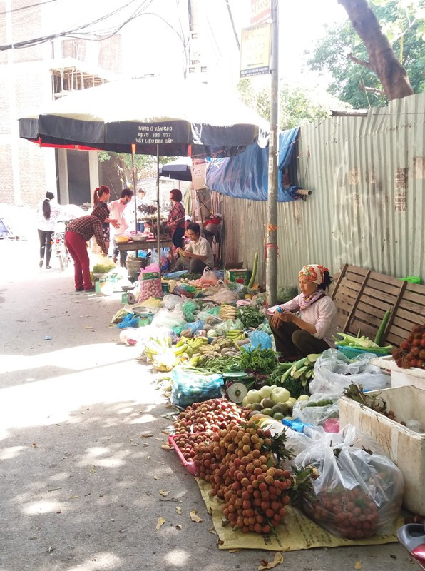 Từ việc để người dân lấn chiếm, xây dựng trái phép trên đất công mà tại khu vực này đang tồn tại rất nhiều hàng quán bán rong, chợ tự phát bán hàng tràn lan xuống cả lòng đường gây mất mĩ quan đô thị. Ảnh Trần Việt.