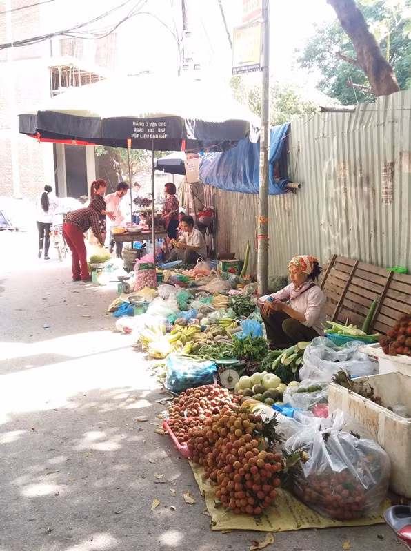 Từ việc để người dân lấn chiếm, xây dựng trái phép trên đất công mà tại khu vực này đang tồn tại rất nhiều hàng quán bán rong, chợ tự phát bán hàng tràn lan xuống cả lòng đường gây mất mĩ quan đô thị. Ảnh Trần Việt.
