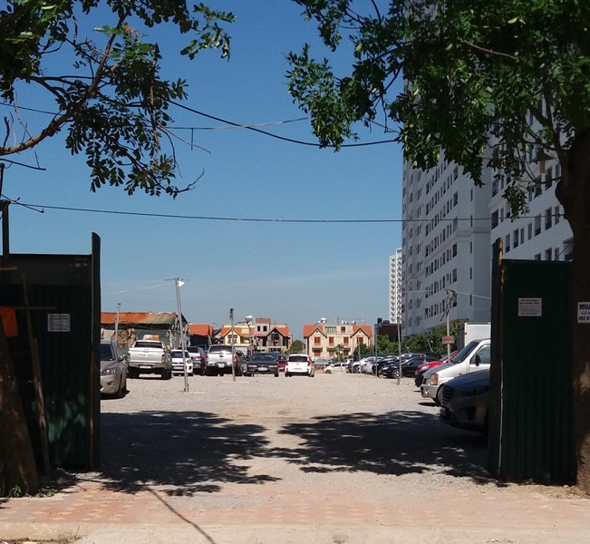 Điểm trông xe trái phép của Công ty TNHH Ánh Dương với hàng chục xe ô tô đang tiềm ẩn nguy cơ cháy nổ rất cao gây nguy hiểm cho toàn bộ khu dân cư ở đây. Ảnh Liên Liên. Điểm trông xe trái phép của Công ty TNHH Ánh Dương với hàng chục xe ô tô đang tiềm ẩn nguy cơ cháy nổ rất cao gây nguy hiểm cho toàn bộ khu dân cư ở đây. Ảnh Liên Liên.