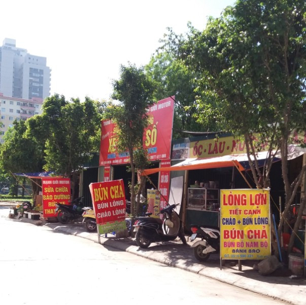 Bên cạnh việc trông xe trái phép, Công ty Ánh Dương còn tự ý lập ra nhiều ki ốt với mục đích cho người dân thuê lại để kinh doanh buôn bán khiến tình trạng giao thông tại đây luôn ách tách cục bộ. Ảnh Liên Liên. Bên cạnh việc trông xe trái phép, Công ty Ánh Dương còn tự ý lập ra nhiều ki ốt với mục đích cho người dân thuê lại để kinh doanh buôn bán khiến tình trạng giao thông tại đây luôn ách tách cục bộ. Ảnh Liên Liên.