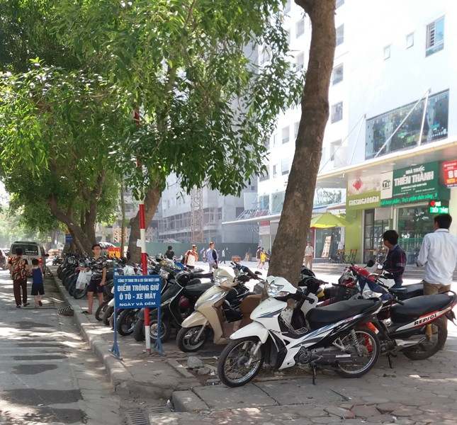 Bãi trông xe trái phép do Công ty Tân Nhật Linh tự ý lập ra trước tòa nhà HH1B. Ảnh Liên Liên. Bãi trông xe trái phép do Công ty Tân Nhật Linh tự ý lập ra trước tòa nhà HH1B. Ảnh Liên Liên.