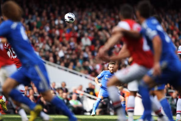 Phút 53, vẫn là pha đá phạt trước vòng cấm của Mata, tiền vệ người Tây Ban Nha câu bóng kỹ thuật bằng chân trái vào phía trước khung thành Arsenal, trung vệ Koscielny đã lúng túng đệm bóng vào..lưới nhà.