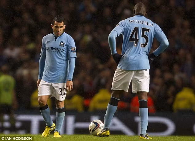 Balotelli đã ghi bàn, nhưng Man City lại thua đau.