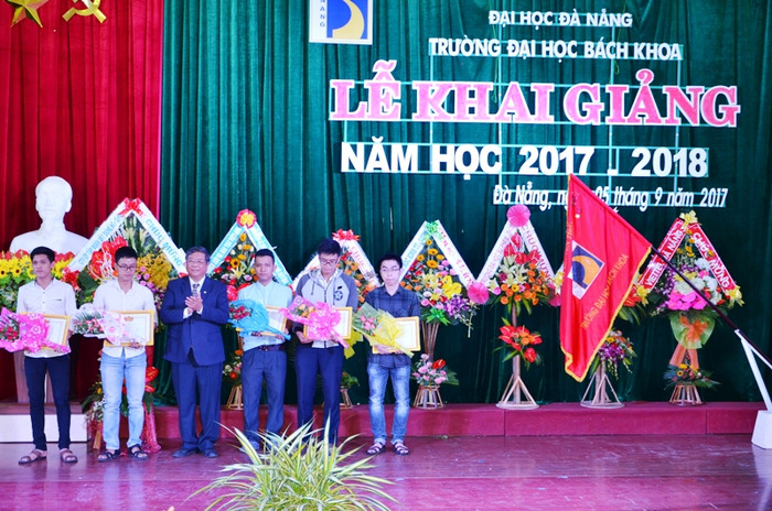 Khen thưởng các sinh viên có thành tích xuất sắc. Khen thưởng các sinh viên có thành tích xuất sắc.