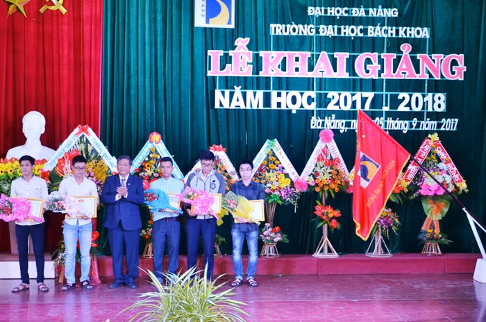 Khen thưởng các sinh viên có thành tích xuất sắc.