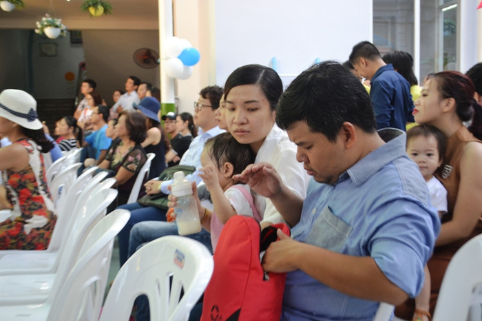 Các bậc phụ huynh đưa con đến trường trong ngày khai giảng. Các bậc phụ huynh đưa con đến trường trong ngày khai giảng.