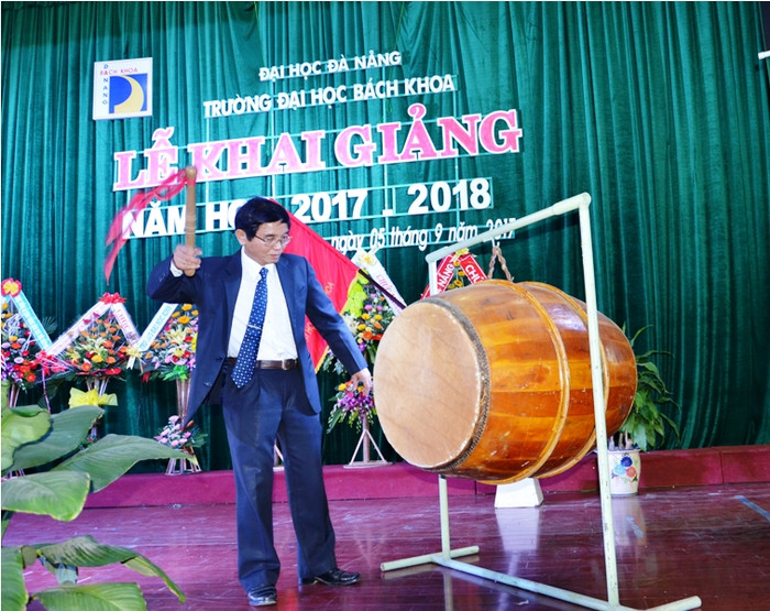 Giáo sư Lê Kim Hùng - Hiệu trưởng trường Đại học Bách Khoa Đà Nẵng cảm ơn phụ huynh và sinh viên đã tin tưởng nhà trường. Giáo sư Lê Kim Hùng - Hiệu trưởng trường Đại học Bách Khoa Đà Nẵng cảm ơn phụ huynh và sinh viên đã tin tưởng nhà trường.