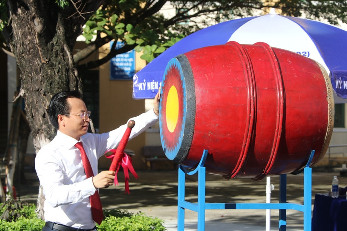 Bí thư Thành ủy Đà Nẵng Nguyễn Xuân Anh đánh trống khai giảng năm học mới tại trường trung học phổ thông Nguyễn Trãi. Ảnh: TT Bí thư Thành ủy Đà Nẵng Nguyễn Xuân Anh đánh trống khai giảng năm học mới tại trường trung học phổ thông Nguyễn Trãi. Ảnh: TT