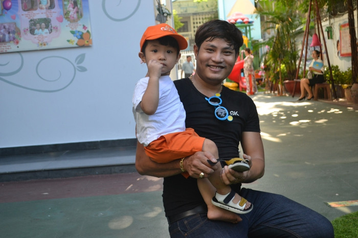 Ngày đầu tiên được bố đưa đến trường. Ngày đầu tiên được bố đưa đến trường.