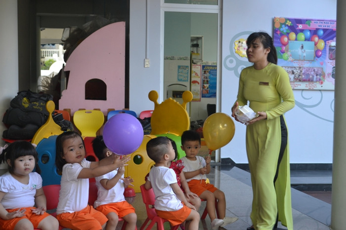 Các bạn nhỏ mầm non được cô giáo chăm sóc cẩn thận trong ngày khai giảng. Các bạn nhỏ mầm non được cô giáo chăm sóc cẩn thận trong ngày khai giảng.