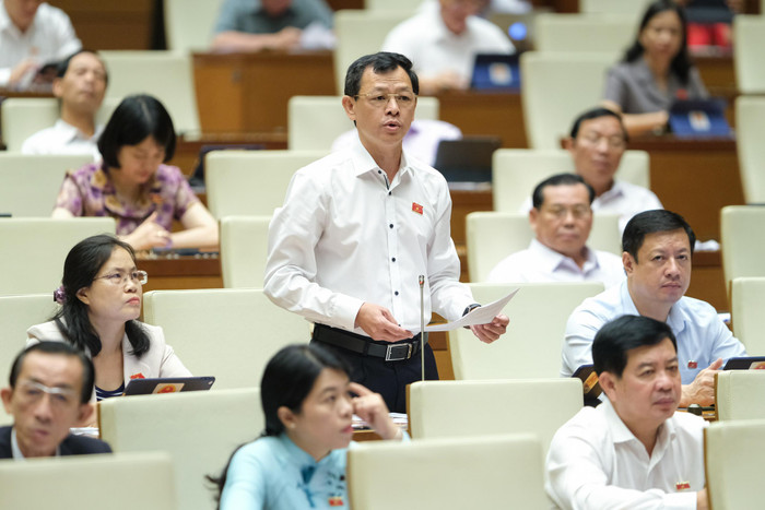 Đại biểu Nguyễn Trí Thức phát biểu tranh luận sáng ngày 13/6. (Ảnh: quochoi.vn). Đại biểu Nguyễn Trí Thức phát biểu tranh luận sáng ngày 13/6. (Ảnh: quochoi.vn).