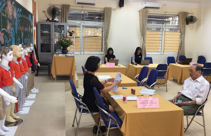 Bàn kiểm tra, hướng dẫn hồ sơ tại Trường Tiểu học Thành Công A. (Ảnh: NTCC).
