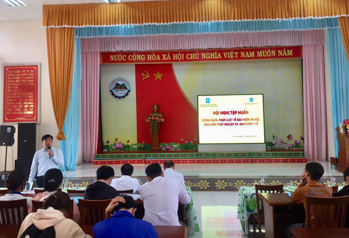 Ông Trần Ngọc Tuấn - Phó Giám đốc Bảo hiểm xã hội tỉnh Gia Lai phát biểu và chia sẻ các thông tin về bảo hiểm xã hội, bảo hiểm y tế và bảo hiểm thất nghiệp của tỉnh tại Hội nghị. Ông Trần Ngọc Tuấn - Phó Giám đốc Bảo hiểm xã hội tỉnh Gia Lai phát biểu và chia sẻ các thông tin về bảo hiểm xã hội, bảo hiểm y tế và bảo hiểm thất nghiệp của tỉnh tại Hội nghị.