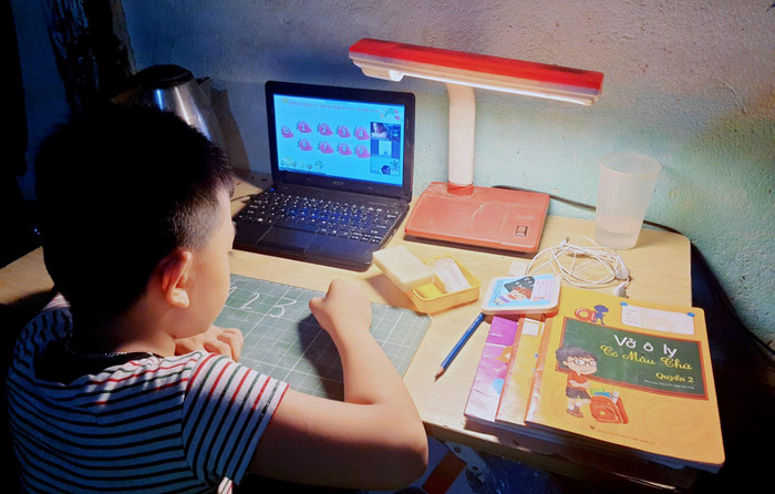 Hơn 2 năm triển khai chương trình, sách giáo khoa mới cũng là lúc học sinh cả nước phải làm quen với học online do ảnh hưởng của dịch bệnh Covid-19. (Ảnh minh họa: Ngân Chi). Hơn 2 năm triển khai chương trình, sách giáo khoa mới cũng là lúc học sinh cả nước phải làm quen với học online do ảnh hưởng của dịch bệnh Covid-19. (Ảnh minh họa: Ngân Chi).