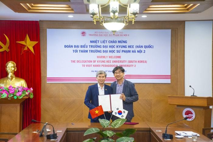 Đại diện Đại học Kyung Hee và Trường Đại học Sư phạm Hà Nội 2 vui mừng với sự khởi đầu hợp tác. Đại diện Đại học Kyung Hee và Trường Đại học Sư phạm Hà Nội 2 vui mừng với sự khởi đầu hợp tác.