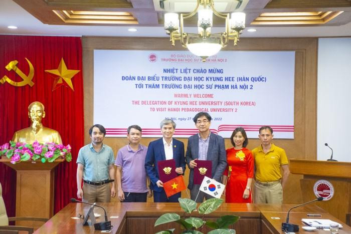 Các đại biểu chụp ảnh lưu niệm tại phiên làm việc. Các đại biểu chụp ảnh lưu niệm tại phiên làm việc.