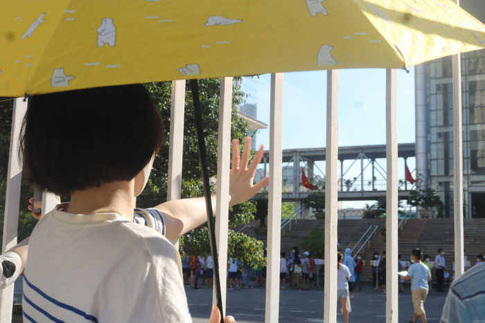 Phụ huynh đứng đợi con ở cổng trường dù bài thi buổi sáng đến 11 giờ mới kết thúc. Phụ huynh đứng đợi con ở cổng trường dù bài thi buổi sáng đến 11 giờ mới kết thúc.