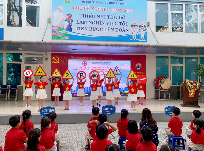 Các tiết mục văn nghệ giới thiệu biển báo giao thông đến các bạn học sinh toàn trường. (Ảnh: NTCC).