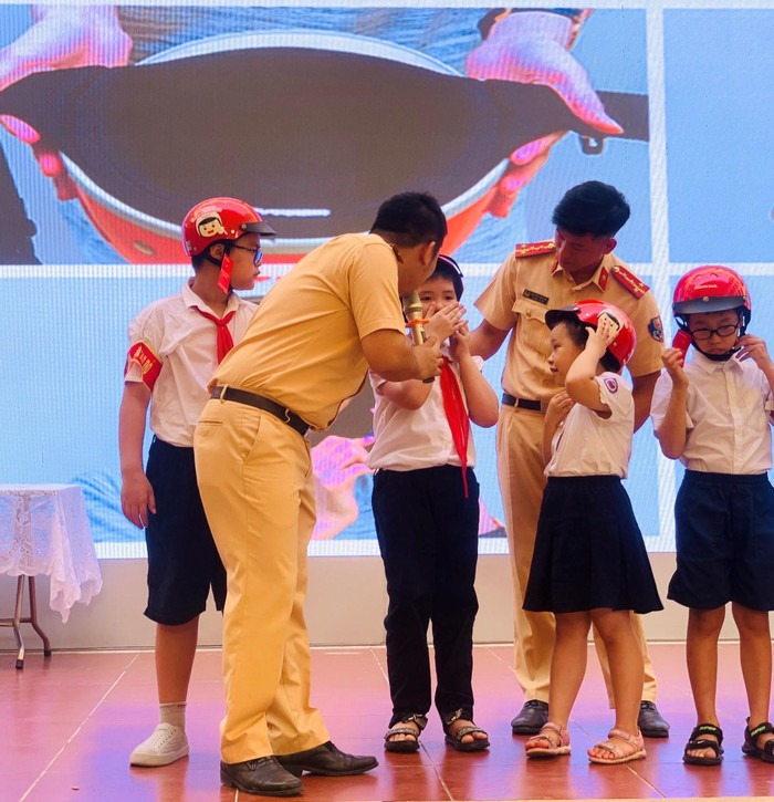 Hướng dẫn học sinh đội mũ bảo hiểm an toàn đúng cách. (NTCC).