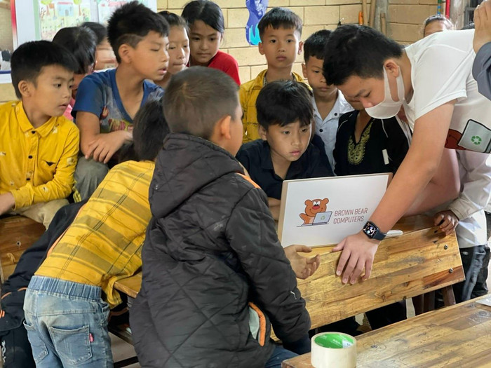 Học sinh tại các điểm trường đều rất thích thú và tò mò khi được nhận máy tính. (Ảnh: NVCC).