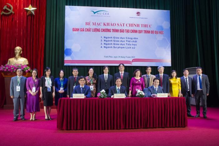 Đại diện Đoàn đánh giá ngoài, Trung tâm Kiểm định chất lượng giáo dục - Đại học Quốc gia Hà Nội và Trường Đại học Sư phạm Hà Nội 2 ký biên bản hoàn thành đợt khảo sát. Đại diện Đoàn đánh giá ngoài, Trung tâm Kiểm định chất lượng giáo dục - Đại học Quốc gia Hà Nội và Trường Đại học Sư phạm Hà Nội 2 ký biên bản hoàn thành đợt khảo sát.