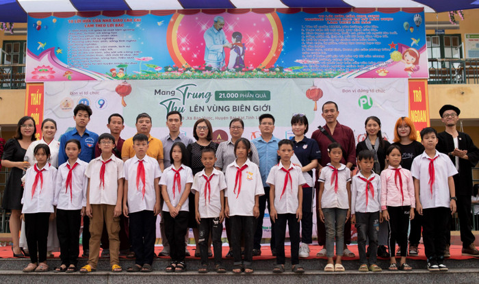 Chương trình đồng thời hỗ trợ 9 tháng gạo nuôi em bán trú năm học 2022-2023 (1,5 tấn/tháng).