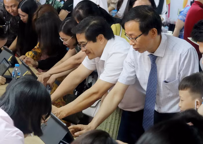 Vụ trưởng Vụ Giáo dục Tiểu học Thái Văn Tài và Hiệu trưởng Trường Đại học Sư phạm Hà Nội Nguyễn Văn Minh cũng các khách mời tham gia trải nghiệm Con Sáng Tạo.