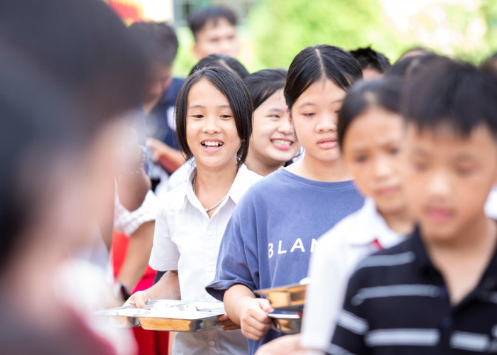 Nhóm thiện nguyện cũng tổ chức tiệc chay cho 305 học sinh Trường Trung học cơ sở Bản Vược.