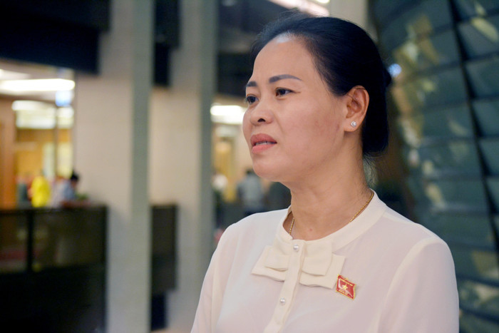 Đại biểu Nguyễn Thị Thu Dung bày tỏ quan điểm về quy định ngừng cấp chứng chỉ hành nghề với đối tượng y sĩ. (Ảnh: H.B). Đại biểu Nguyễn Thị Thu Dung bày tỏ quan điểm về quy định ngừng cấp chứng chỉ hành nghề với đối tượng y sĩ. (Ảnh: H.B).