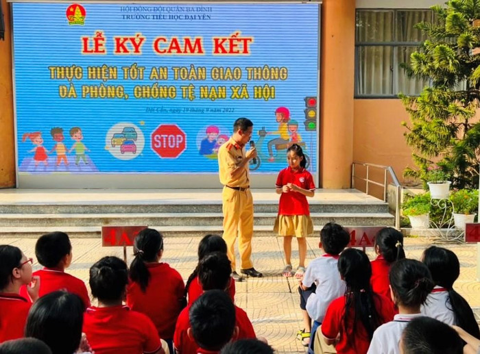 Học sinh Trường Tiểu học Đại Yên tham gia trả lời câu hỏi về An toàn giao thông. (Ảnh: NTCC).