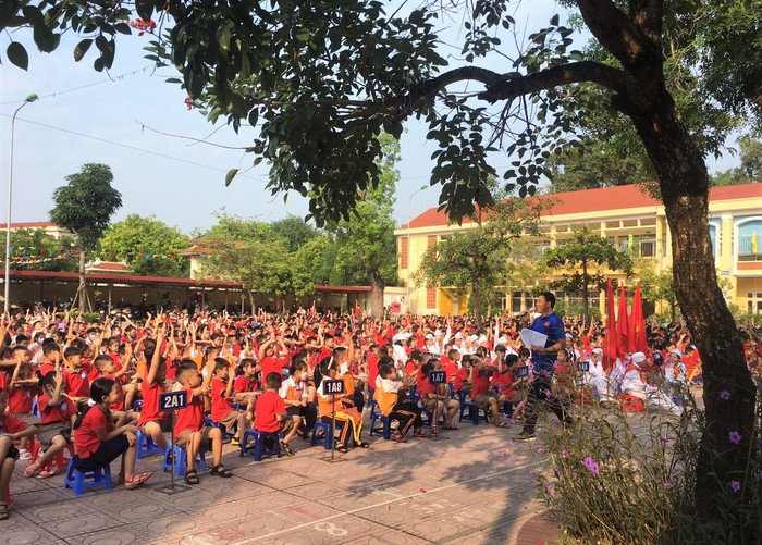 Trường Tiểu học Kiến Hưng tổ chức sinh hoạt dưới cờ với chủ đề tuyên truyền Thực hiện An toàn giao thông. (Ảnh: NTCC).