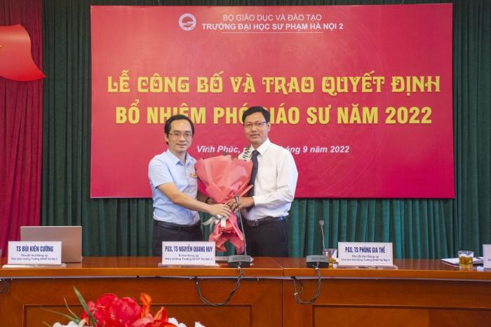 Trưởng khoa Ngữ văn tặng hoa chúc mừng tân Phó Giáo sư Trưởng khoa Ngữ văn tặng hoa chúc mừng tân Phó Giáo sư