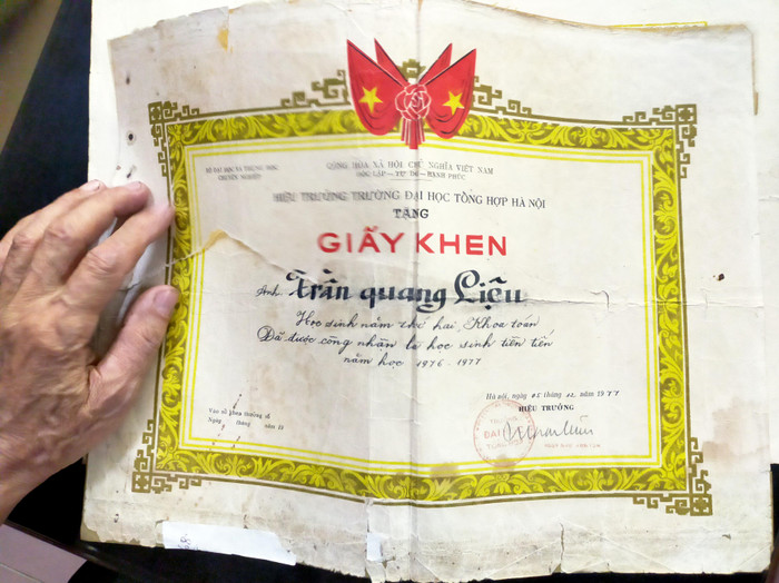 Chiếc giấy khen từ ngày học đại học được thầy Liệu cất giữ như một báu vật. (Ảnh: Ngân Chi). Chiếc giấy khen từ ngày học đại học được thầy Liệu cất giữ như một báu vật. (Ảnh: Ngân Chi).