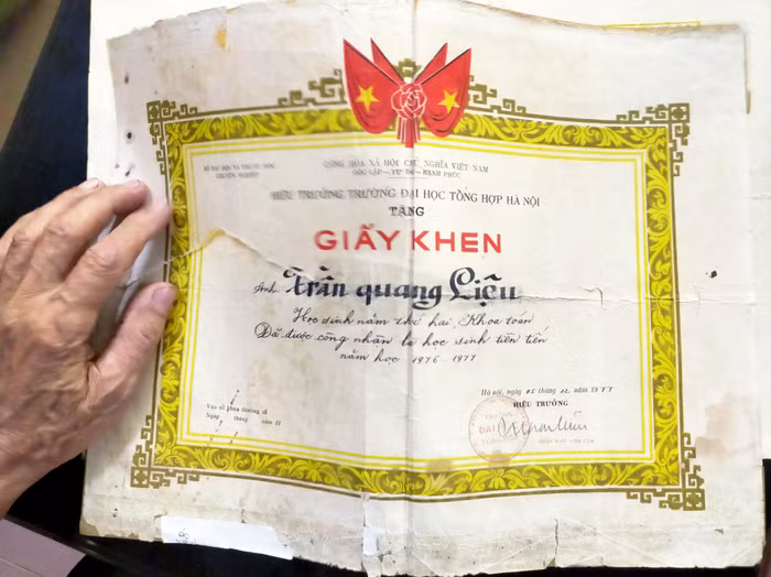 Chiếc giấy khen từ ngày học đại học được thầy Liệu cất giữ như một báu vật. (Ảnh: Ngân Chi).